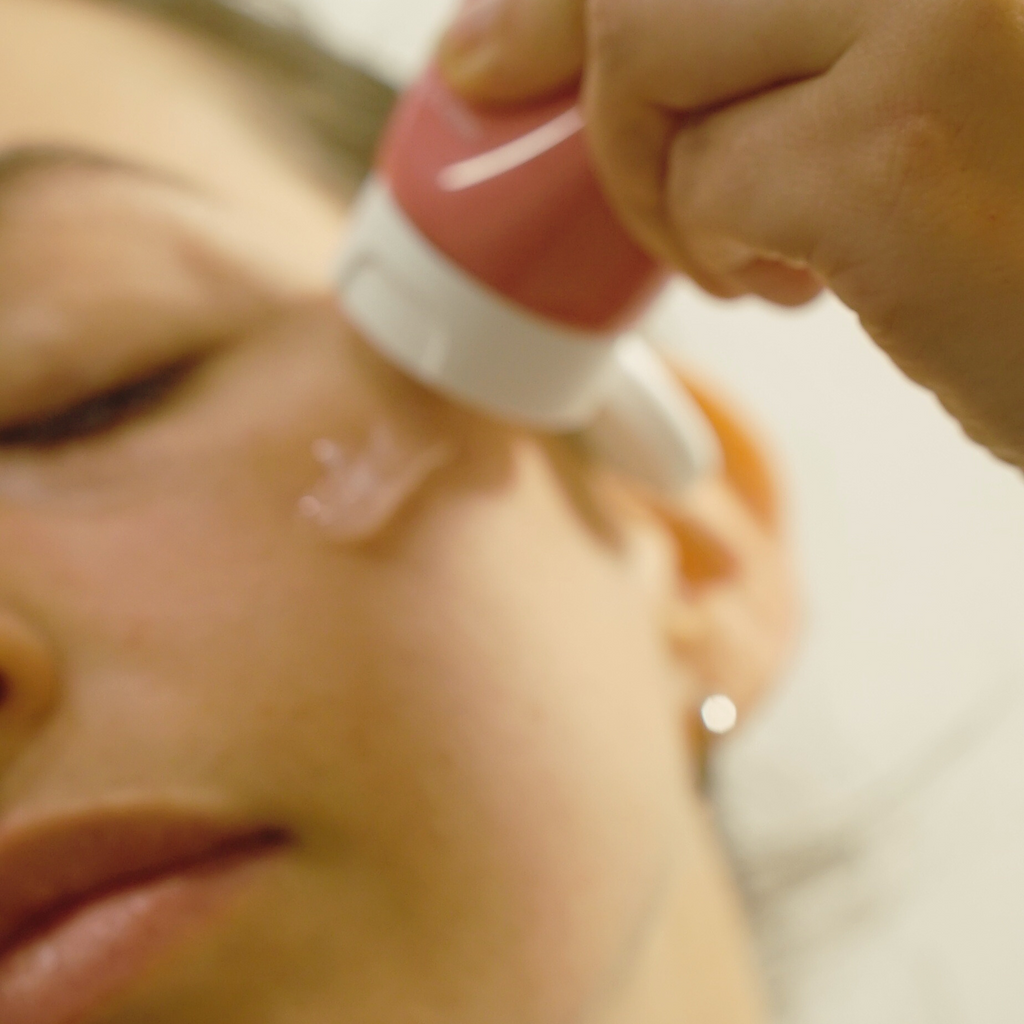 ג'ל ניקוי לפנים עם שמן זית, קמומיל וקלנדולה לניקוי והזנת עור הפנים​