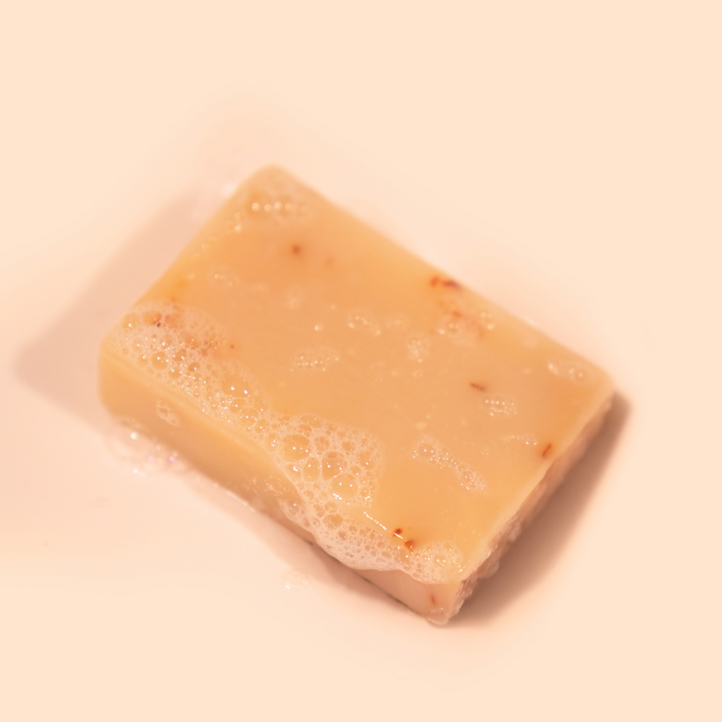 סבון פרחי קלנדולה טבעי לטיפוח עור רגיש